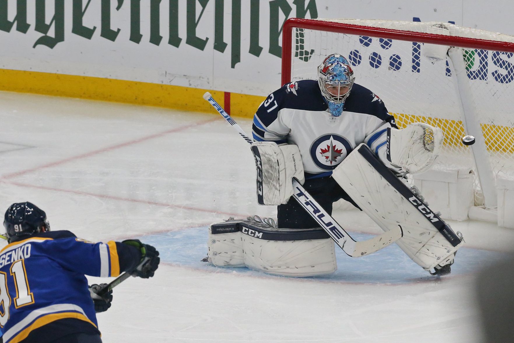 Blues and Jets battle in game 3 of the playoffs
